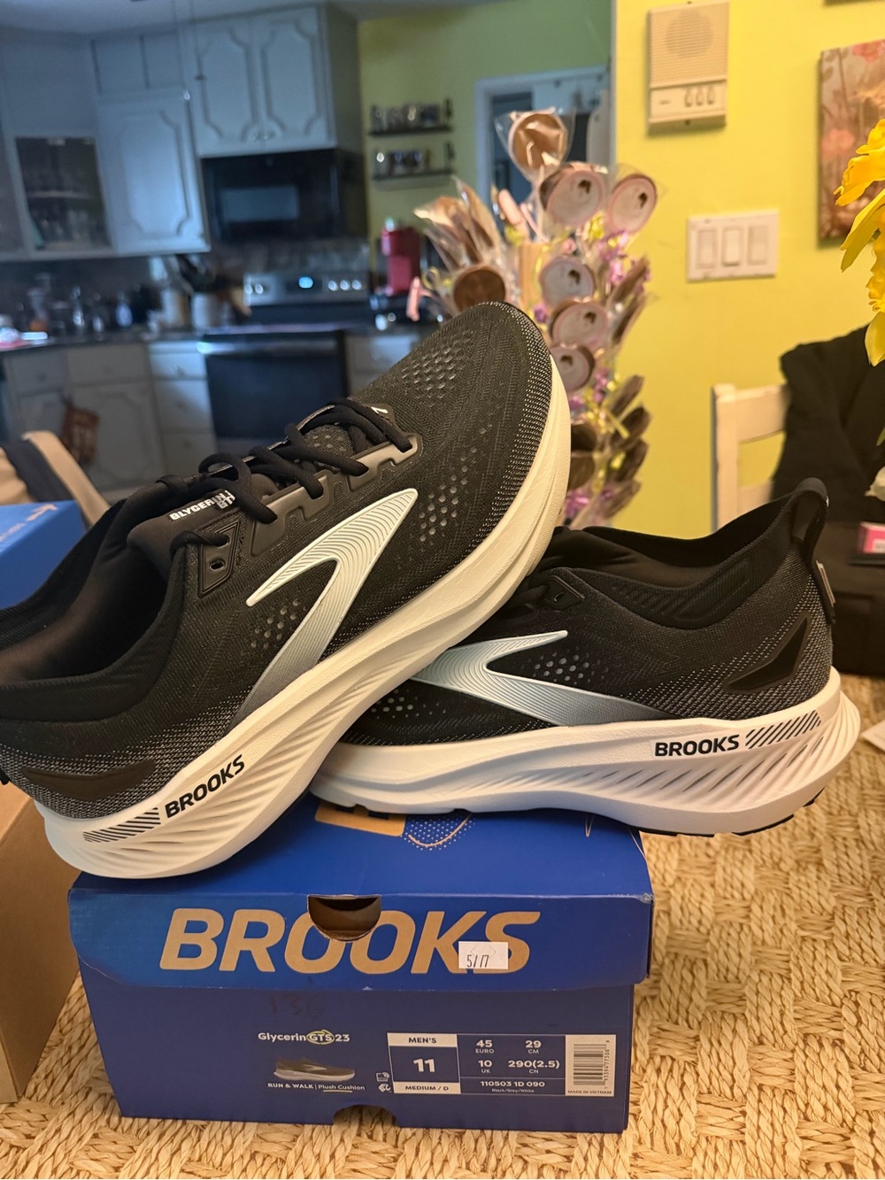 Brooks Glycerin Gts23 sz 9 m / 10.5 w new in box !!